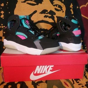 NIKE Flight Huarache Sz 6